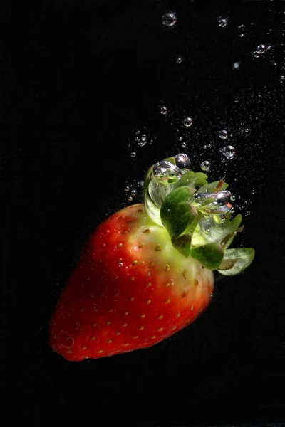 Frische Erdbeeren Wasser — Stockfoto