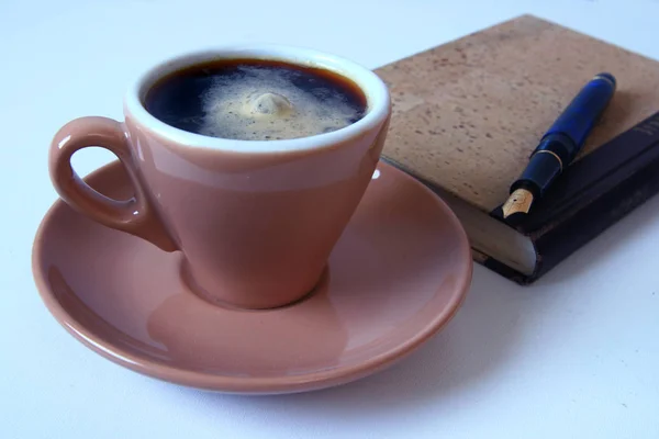Filiżanka Kawy Notatnik Białym Tle — Zdjęcie stockowe