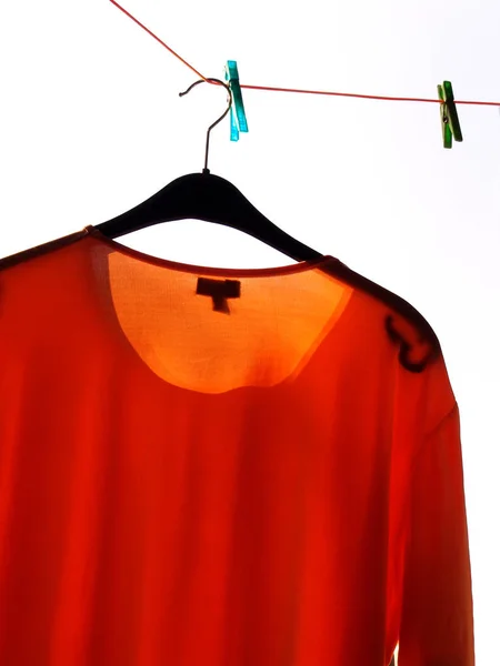 Rood Shirt Hangend Aan Een Hanger — Stockfoto