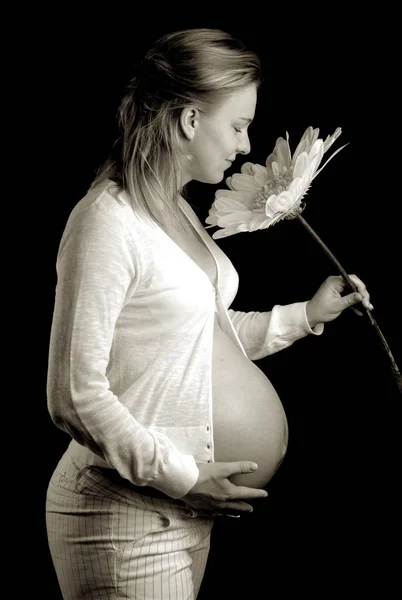 Schwangere Frau Mit Einem Blumenstrauß — Stockfoto