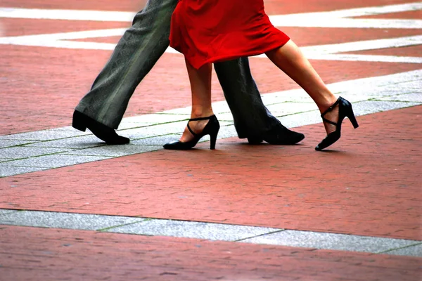 Beine Eines Mannes Roten Kleid — Stockfoto