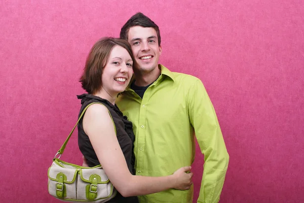 Junges Paar Posiert Vor Der Kamera — Stockfoto
