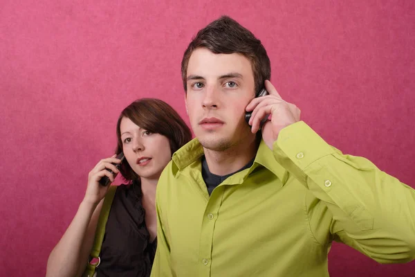 Молода Пара Розмовляє Телефону — стокове фото