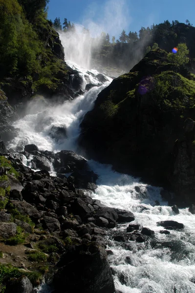 Bella Cascata Sullo Sfondo Della Natura — Foto Stock