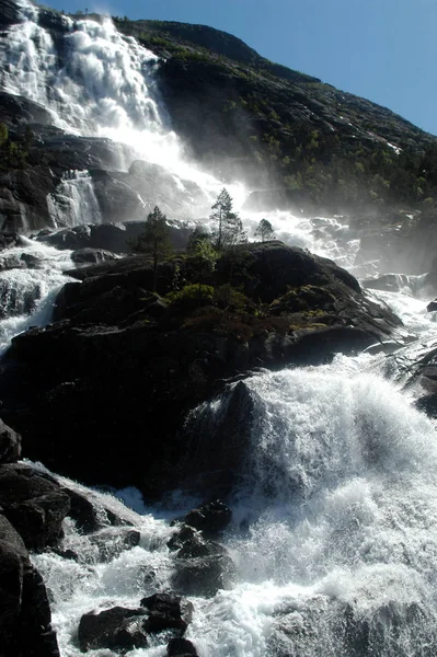 Hermosa Cascada Sobre Fondo Naturaleza —  Fotos de Stock