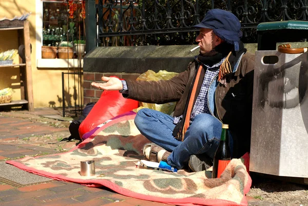 可怜的人在街上乞讨 — 图库照片