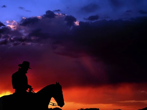 Silueta Hombre Con Una Mochila Atardecer — Foto de Stock