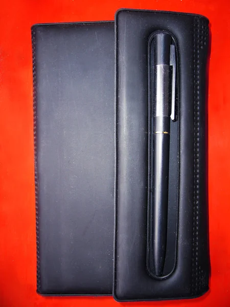 Carnet Cuir Noir Avec Stylo Sur Table — Photo