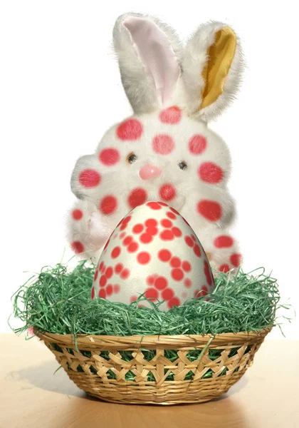 Króliczek Wielkanocny Jajami Wyizolowanymi Białym — Zdjęcie stockowe