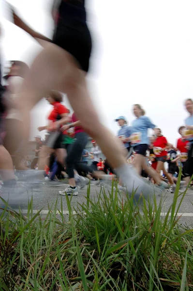 공원에서 달리는 마라톤 주자들 — 스톡 사진