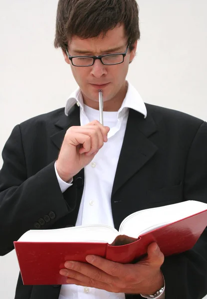 Jonge Zakenman Leest Een Boek — Stockfoto