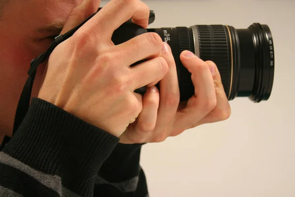 Fotograf Fotografiert Mit Kamera — Stockfoto