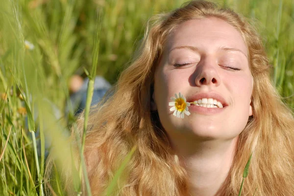Mädchen Bläst Löwenzahnblumen Auf Dem Feld — Stockfoto