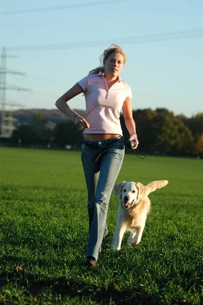Jovem Mulher Correndo Com Cão — Fotografia de Stock