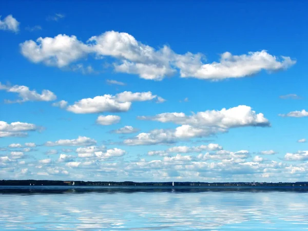 Chybí Jezero Působící Před Sezónou Plachtění — Stock fotografie