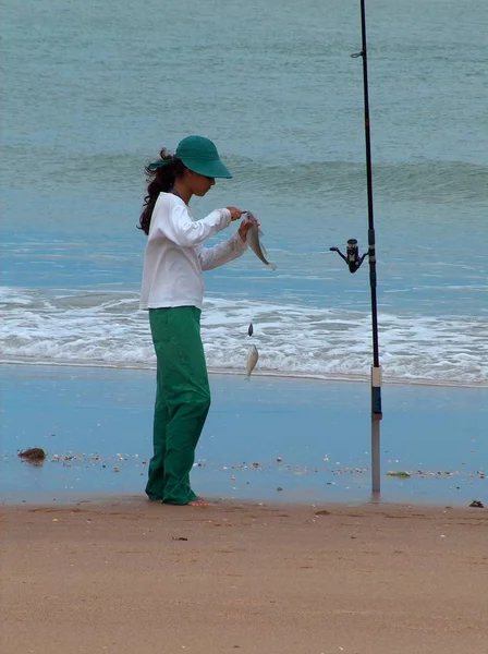 Mujer Joven Que Faena Galinhos — Foto de Stock