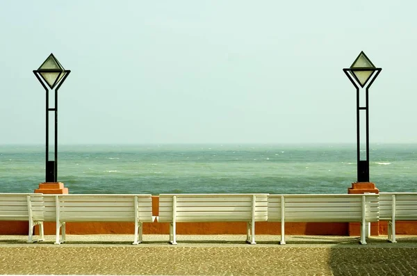 Pusta Ławka Plaży — Zdjęcie stockowe