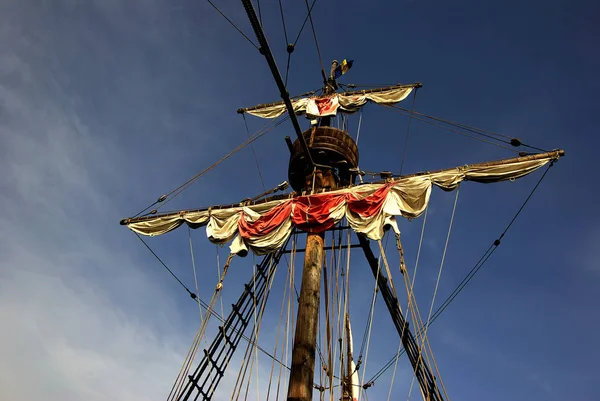 在黑海城市港口的一艘船的桅杆 — 图库照片