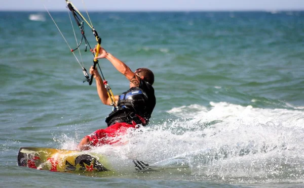 夏のウォータースポーツ ウィンドサーフィン — ストック写真