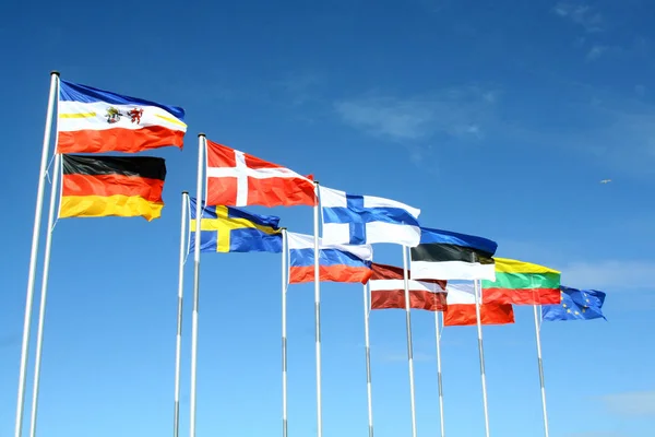 Ευρωπαϊκές Σημαίες Στο Φόντο Του Ουρανού — Φωτογραφία Αρχείου