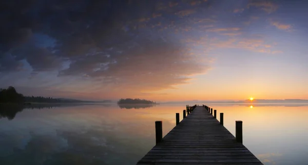 Fußgängerbrücke Ans Licht — Stockfoto