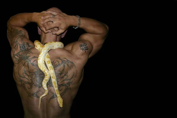 Ein Mann Mit Tätowierung Einem Körper Und Einer Schlange — Stockfoto