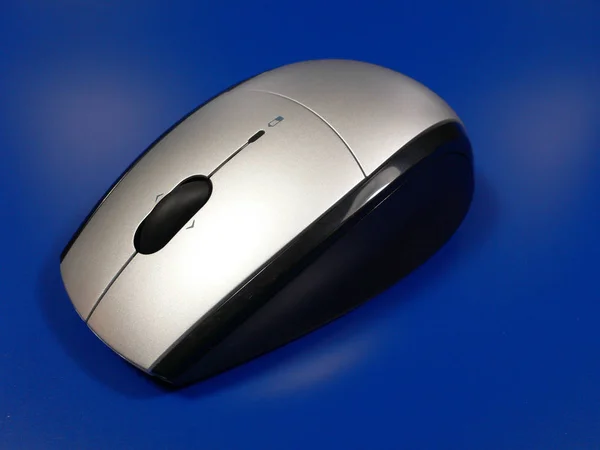 컴퓨터 마우스 장치를 누르는 — 스톡 사진