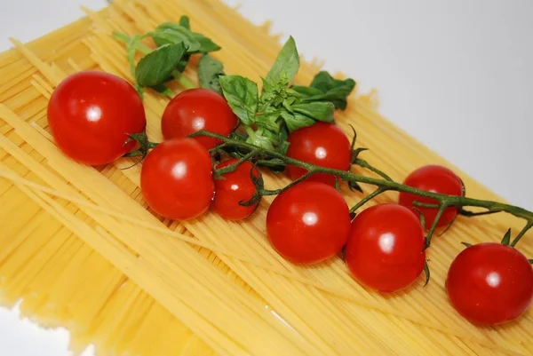 Espaguete Com Tomate Manjericão — Fotografia de Stock