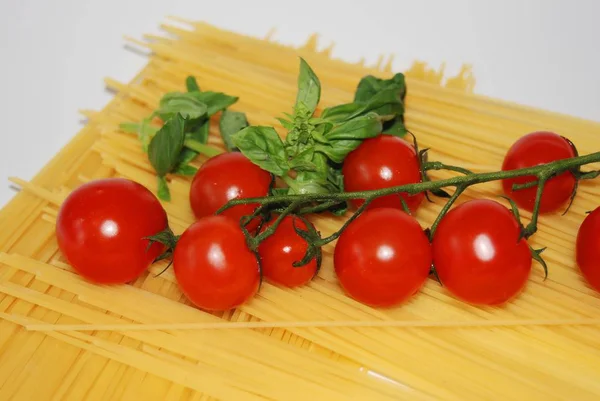 Espaguete Com Tomate Manjericão — Fotografia de Stock