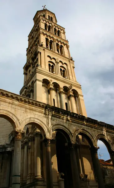 Görkemli Katedral Mimarisinin Manzarası — Stok fotoğraf