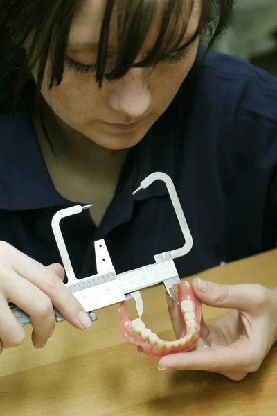 Jonge Vrouw Het Tandheelkundig Laboratorium — Stockfoto