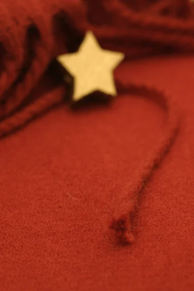 Roter Schal Mit Holzstern — Stockfoto