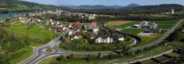 마을은 Rhine 이름이 Sissle 어귀의 동쪽에 위치하고 있으며 경사를 이루고 — 스톡 사진