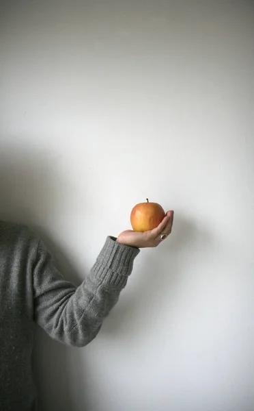 Vrouw Met Een Rode Appel Haar Hand — Stockfoto