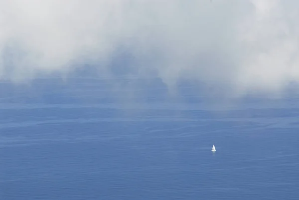 Nuvole Bianche Sopra Barca Vela Nel Mare — Foto Stock