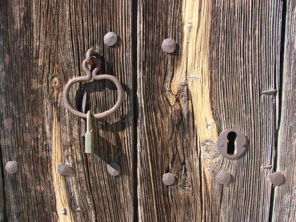 古い老朽化した木製のドアを — ストック写真