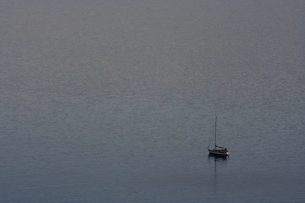 Одинокая Лодка Якоре — стоковое фото