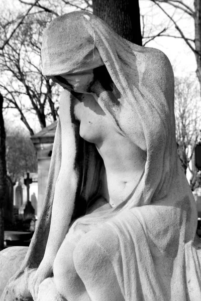 Uma Mulher Triste Cemitério — Fotografia de Stock