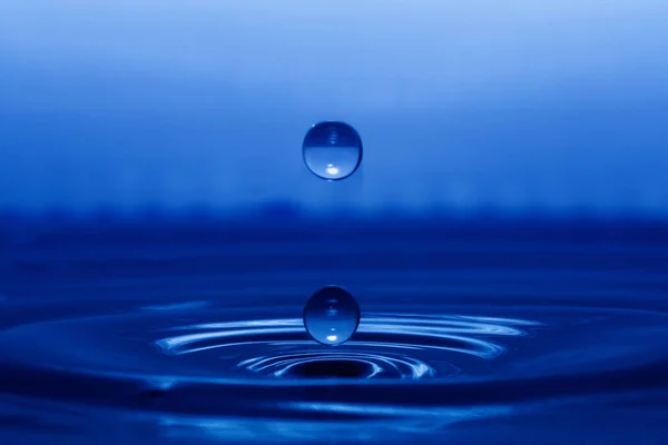 Flüssigkeit Wassertropfen Regentropfen — Stockfoto
