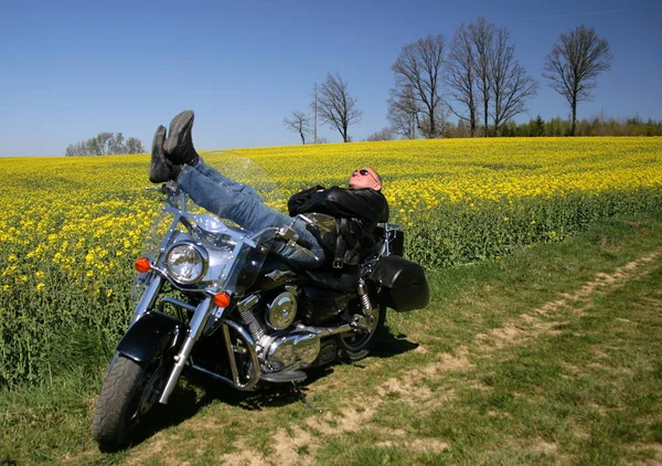 Mann Auf Feld Mit Motorrad — Stockfoto