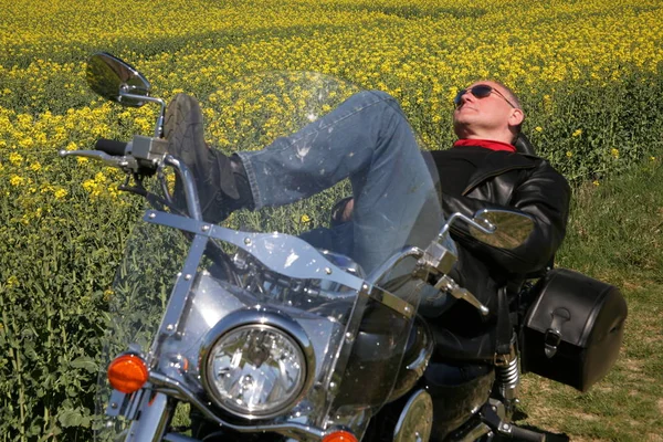 Junger Mann Mit Motorrad Auf Einem Feld — Stockfoto