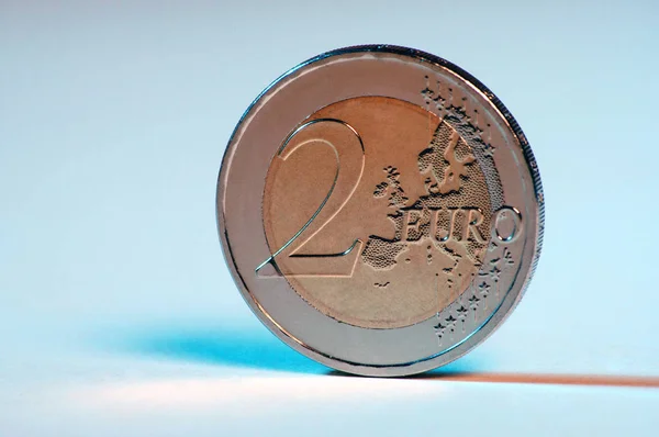青い光で2ユーロ硬貨を撮影 — ストック写真