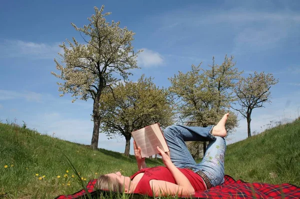 Donna Seduta Sull Erba Nel Parco — Foto Stock