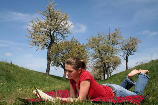 Mujer Leyendo Libro Parque — Foto de Stock