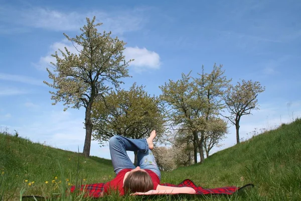 Jonge Vrouw Zitten Het Gras Het Lezen Van Een Boek — Stockfoto