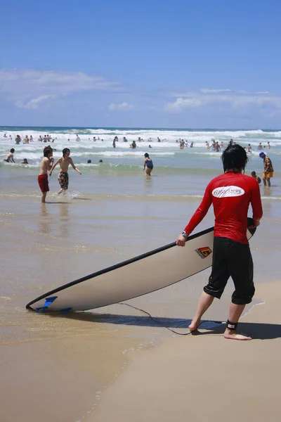 夏のウォータースポーツ ウィンドサーフィン — ストック写真