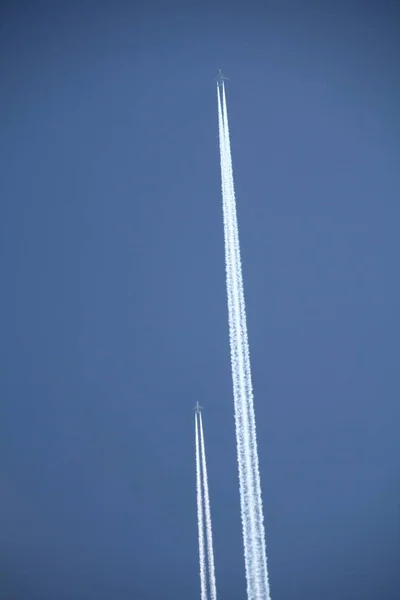 Dampfspur Himmel Linienförmige Wolken Die Von Flugzeugen Erzeugt Werden — Stockfoto