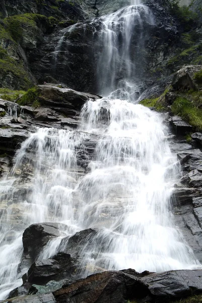 Schöner Wasserfall Auf Naturhintergrund — Stockfoto