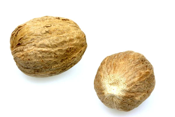 Dos Nueces Enteras Sobre Fondo Blanco — Foto de Stock