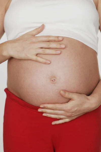 妊娠中の女性の閉鎖ショット — ストック写真